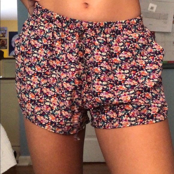 Floral flowy shorts - Picture 3 of 4